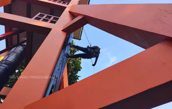 Menuruni Ketinggian dengan Rappelling di Basarnas Ternate