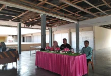 Dinas Perdagangan Tolitoli Serahkan 42 Meja untuk Pedagang Ikan Pasar