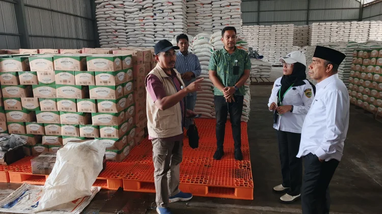 Wawali Kota Tual Beserta Jajaran TIM Pantau Stok Beras dan Minyak Subsidi