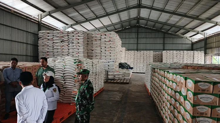 Wawali Kota Tual Beserta Jajaran TIM Pantau Stok Beras dan Minyak Subsidi