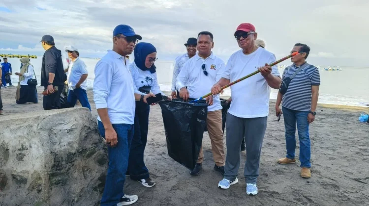 Bupati Maluku Tenggara Ikut Gerakan Bersih Pantai Bersama Wamendagri di Lombok