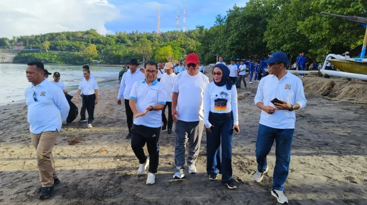 Bupati Maluku Tenggara Ikut Gerakan Bersih Pantai Bersama Wamendagri di Lombok