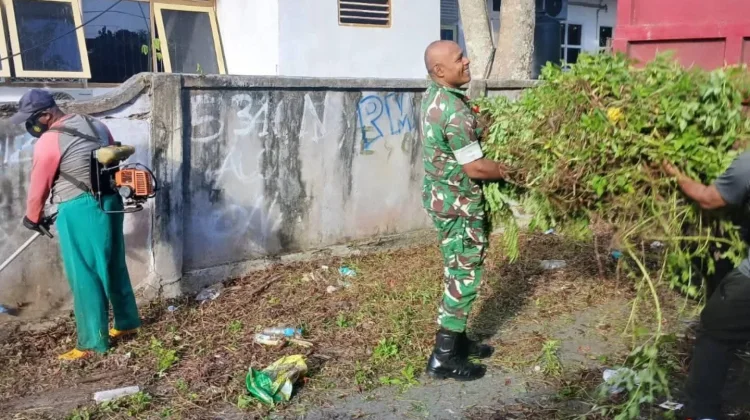 Kodim 1503/Tual Gelar Jumat Bersih Bersama Dinas Kebersihan