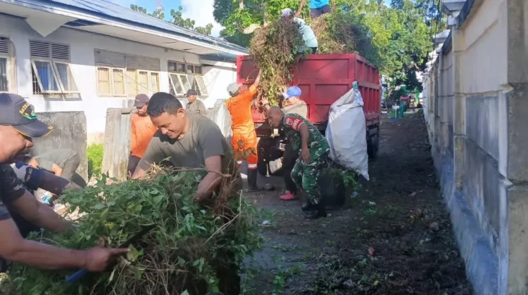 Kodim 1503/Tual Gelar Jumat Bersih Bersama Dinas Kebersihan