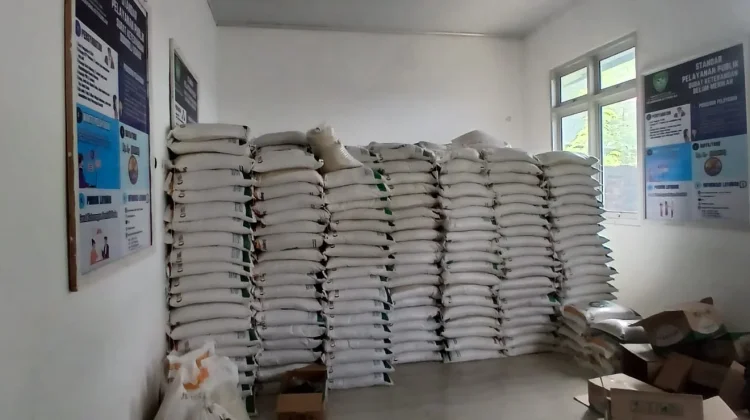 Penyaluran Bantuan Beras dan Minyak Goreng Perum Bulog di Tual