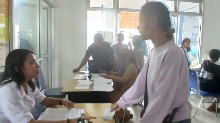 Penyaluran Bantuan Beras dan Minyak Goreng Perum Bulog di Tual