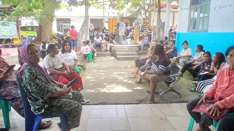 Penyaluran Bantuan Beras dan Minyak Goreng Perum Bulog di Tual