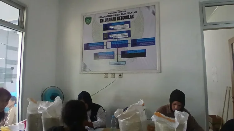 Penyaluran Bantuan Beras dan Minyak Goreng Perum Bulog di Tual