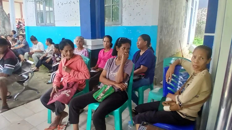 Penyaluran Bantuan Beras dan Minyak Goreng Perum Bulog di Tual