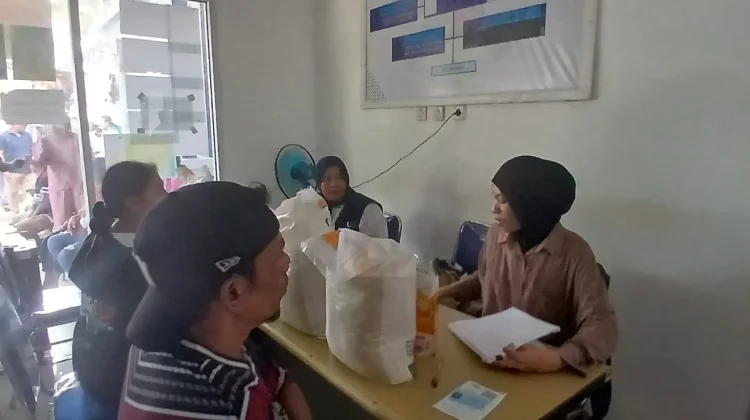 Penyaluran Bantuan Beras dan Minyak Goreng Perum Bulog di Tual