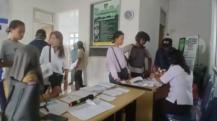 Penyaluran Bantuan Beras dan Minyak Goreng Perum Bulog di Tual