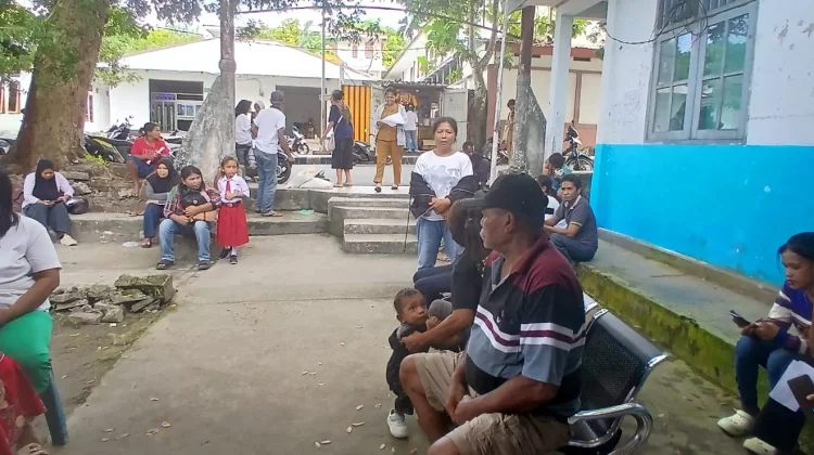 Penyaluran Bantuan Beras dan Minyak Goreng Perum Bulog di Tual