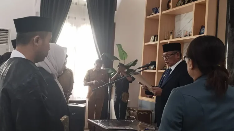 Bupati Malra Lantik Dua Pejabat Inspektorat, Tekankan Penguatan Pengawasan
