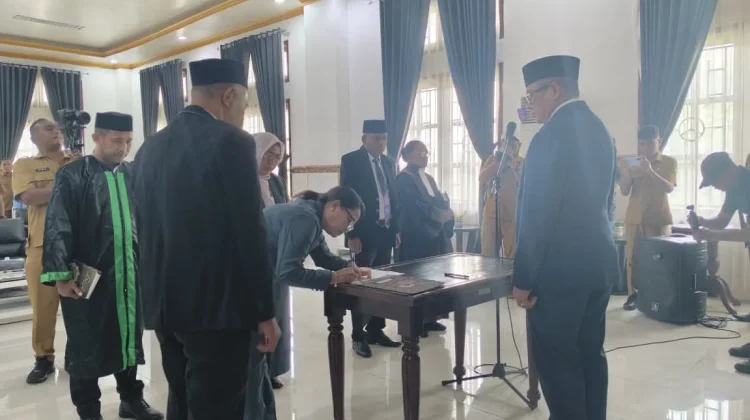 Bupati Malra Lantik Dua Pejabat Inspektorat, Tekankan Penguatan Pengawasan