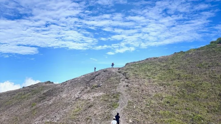 Pesona Gunung Api Lewerani di Banda Neira