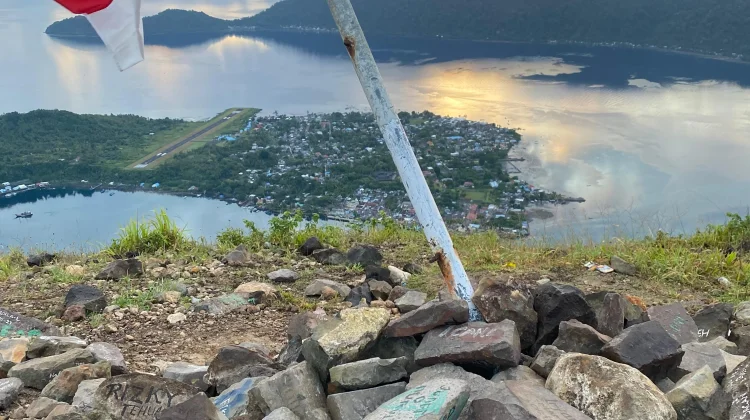Pesona Gunung Api Lewerani di Banda Neira