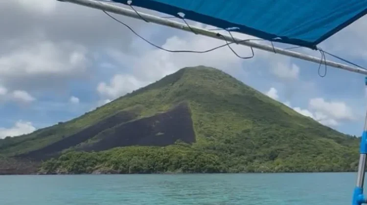 Pesona Gunung Api Lewerani di Banda Neira