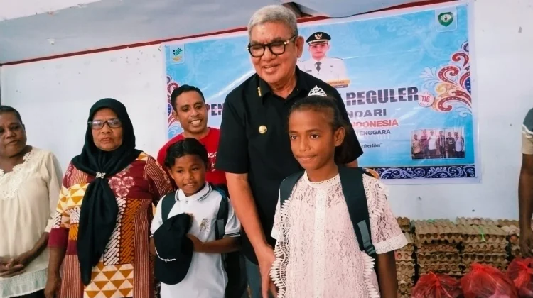 Bupati Maluku Tenggara Serahkan Bantuan Sosial bagi Kelompok Rentan