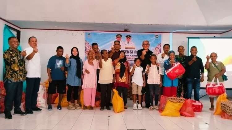 Bupati Maluku Tenggara Serahkan Bantuan Sosial bagi Kelompok Rentan
