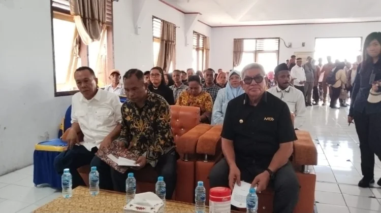 Bupati Maluku Tenggara Serahkan Bantuan Sosial bagi Kelompok Rentan