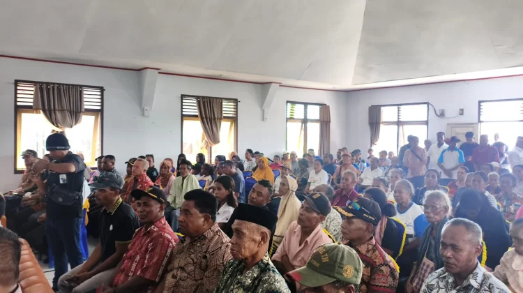 Bupati Maluku Tenggara Serahkan Bantuan Sosial bagi Kelompok Rentan