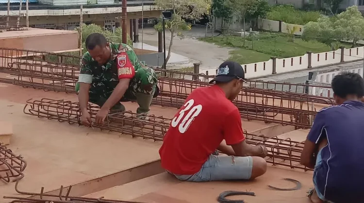 Babinsa Koramil 1503-01/Tual Bersama Warga Memasang Bakesting Ring Balok