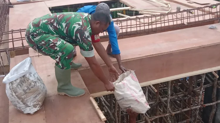 Babinsa Koramil 1503-01/Tual Bersama Warga Memasang Bakesting Ring Balok