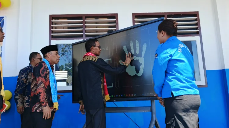 Resmikan Gedung Sekolah SMP N 13 Kota Tual hingga Tanam Pohon di Lahan Sekolah