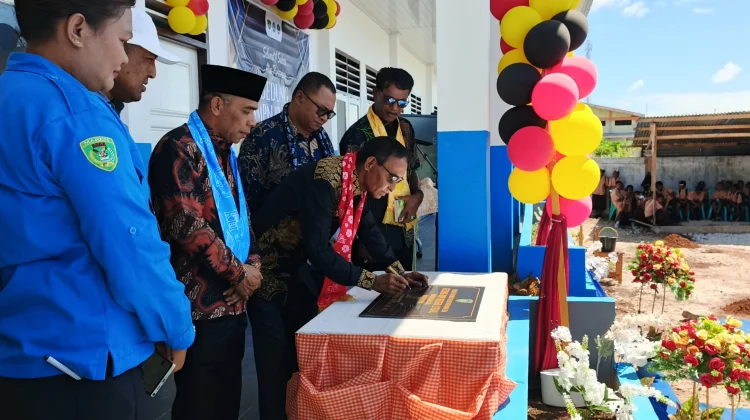 Resmikan Gedung Sekolah SMP N 13 Kota Tual hingga Tanam Pohon di Lahan Sekolah