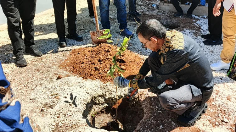 Resmikan Gedung Sekolah SMP N 13 Kota Tual hingga Tanam Pohon di Lahan Sekolah