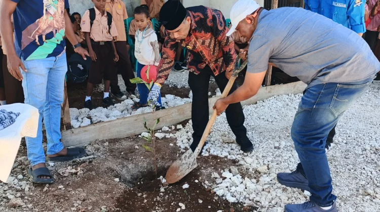 Resmikan Gedung Sekolah SMP N 13 Kota Tual hingga Tanam Pohon di Lahan Sekolah