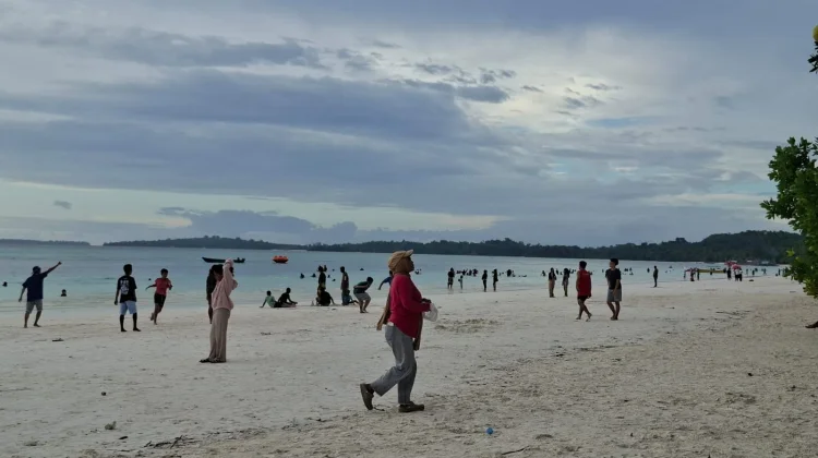 Pasca Perayaan Iduladha, Wisatawan Serbu Pantai Pasir Panjang