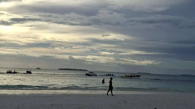 Pasca Perayaan Iduladha, Wisatawan Serbu Pantai Pasir Panjang