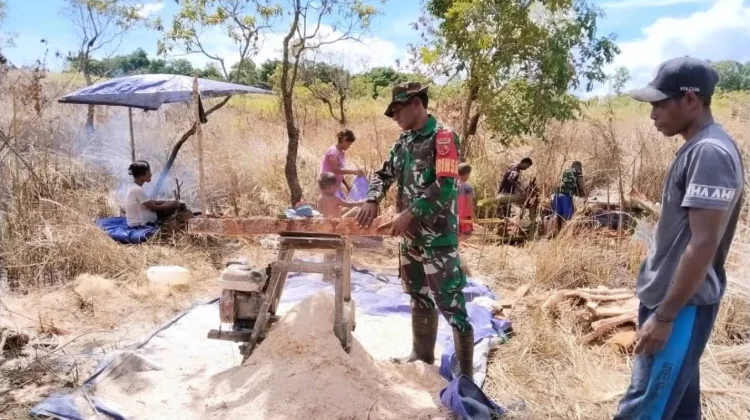 Lestarikan Kearifan Lokal, Babinsa Dampingi Pengolahan Sagu Tradisional