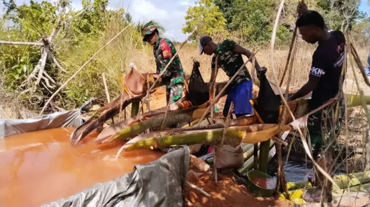 Lestarikan Kearifan Lokal, Babinsa Dampingi Pengolahan Sagu Tradisional