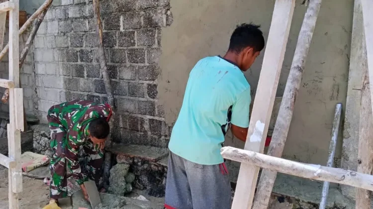 Babinsa Koramil 1503-06/PP Kur Bantu Warga Plester Rumah
