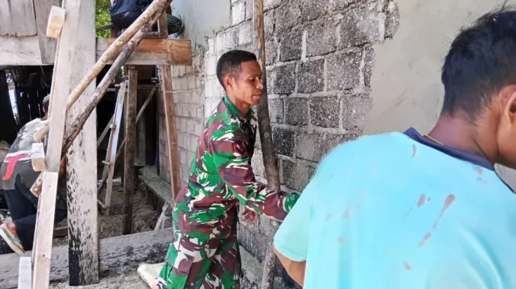 Babinsa Koramil 1503-06/PP Kur Bantu Warga Plester Rumah