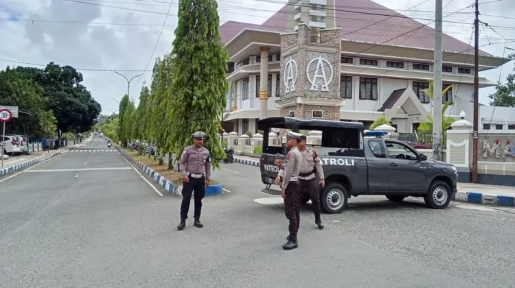 Amankan Ibadah Minggu, Personil Polres Tual Jaga Gereja