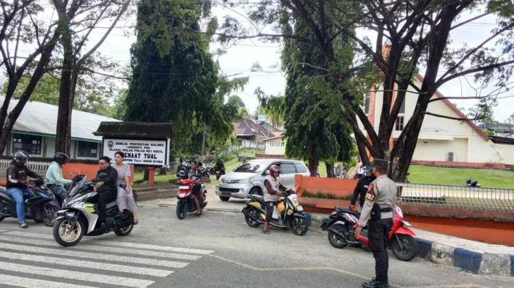 Amankan Ibadah Minggu, Personil Polres Tual Jaga Gereja