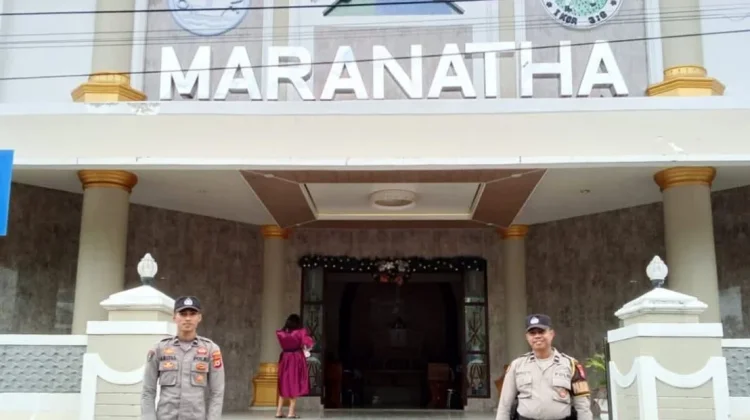 Amankan Ibadah Minggu, Personil Polres Tual Jaga Gereja