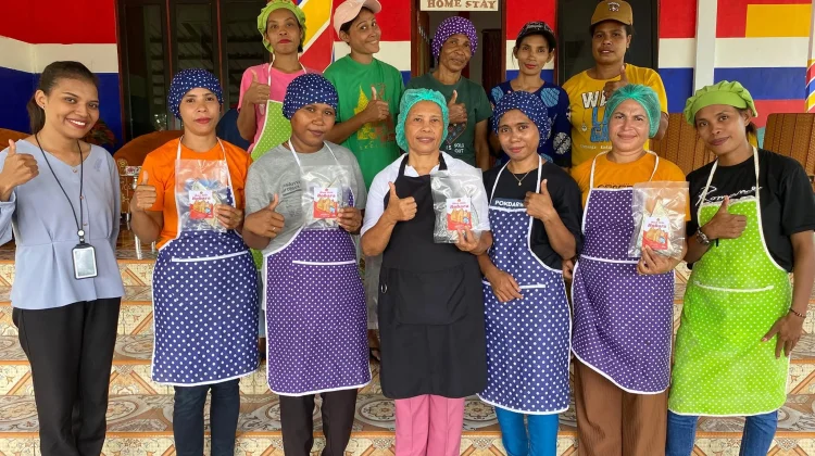 Rumah BUMN Telkom Tual Latih Ibu-ibu PKK Olah Ikan Asin Bubara