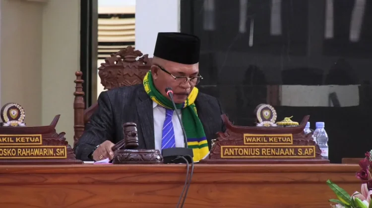 Wakil Ketua DPRD Antonius Renyaan, Kenakan Syal Brasil memimpin Sidang Paripurna