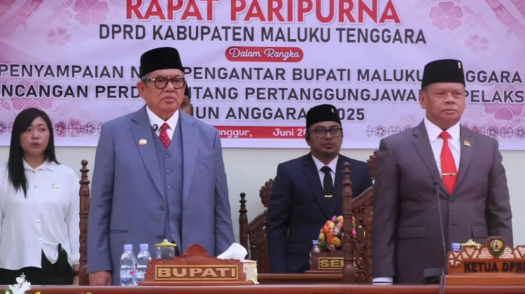 Wakil Ketua DPRD Antonius Renyaan, Kenakan Syal Brasil memimpin Sidang Paripurna