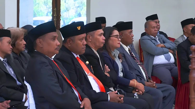Wakil Ketua DPRD Antonius Renyaan, Kenakan Syal Brasil memimpin Sidang Paripurna