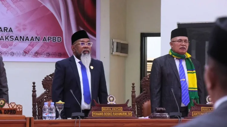 Wakil Ketua DPRD Antonius Renyaan, Kenakan Syal Brasil memimpin Sidang Paripurna