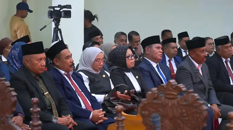 Wakil Ketua DPRD Antonius Renyaan, Kenakan Syal Brasil memimpin Sidang Paripurna