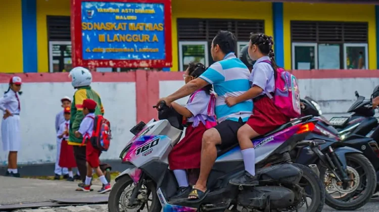 Gerakan Ayah Mengantar Anak ke Sekolah Mulai Diterapkan di Malra