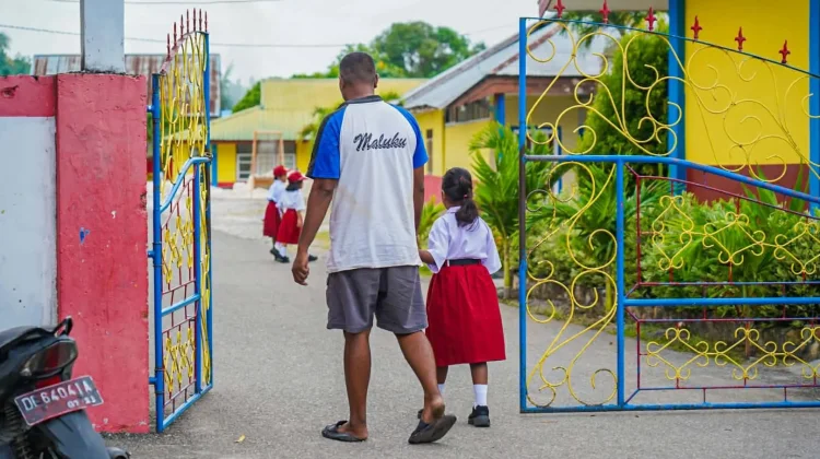 Gerakan Ayah Mengantar Anak ke Sekolah Mulai Diterapkan di Malra