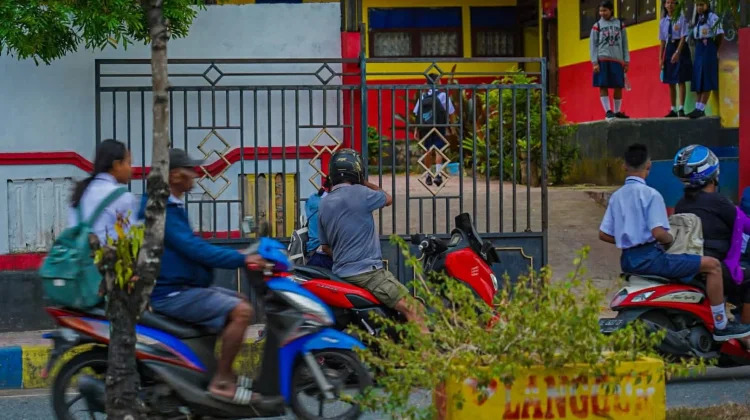 Gerakan Ayah Mengantar Anak ke Sekolah Mulai Diterapkan di Malra