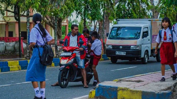 Gerakan Ayah Mengantar Anak ke Sekolah Mulai Diterapkan di Malra